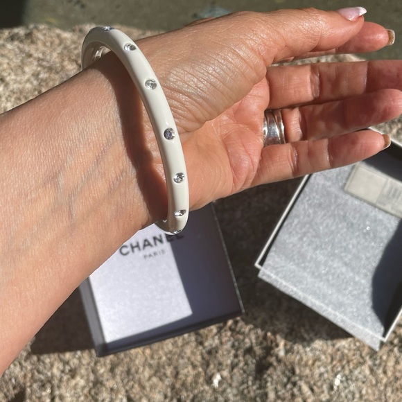 Chanel white plastic bangle - Picture 7 of 16